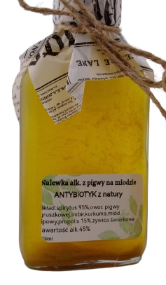 Bielkowianka-box-i-nalewka-009-scaled-removebg-preview